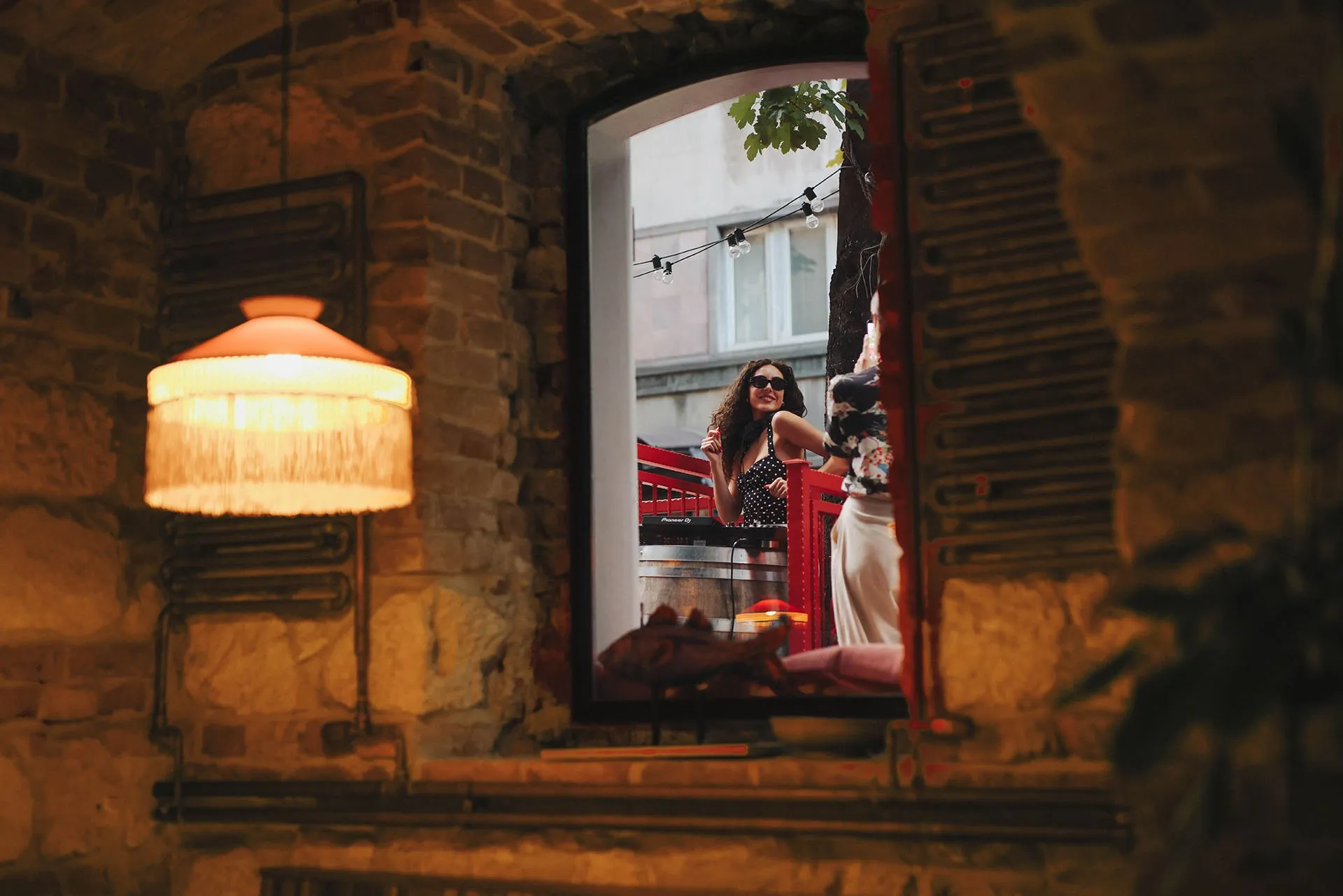 Lampa sa resama pored prozora u Bistrou