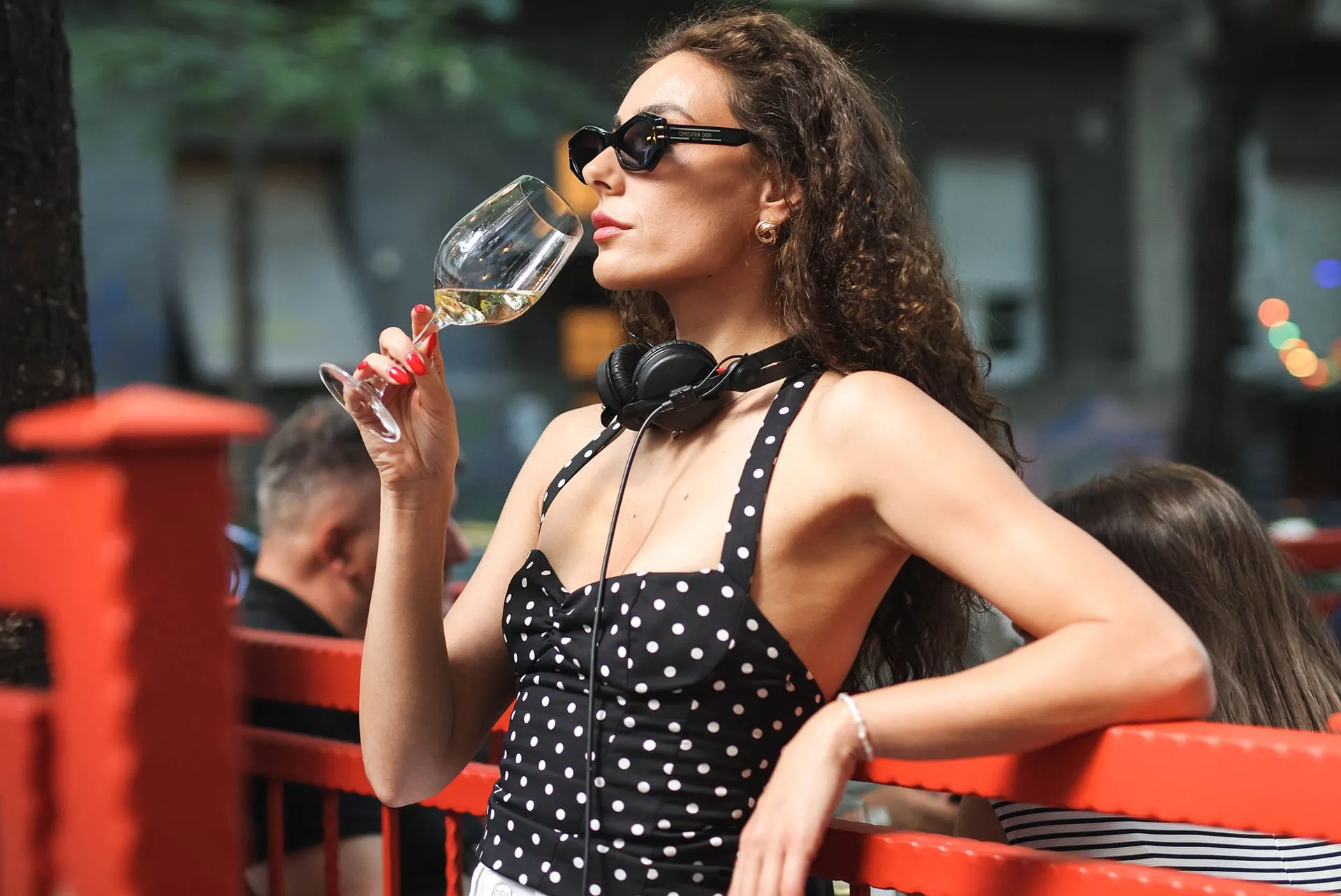 Gošća sa čašom belog vina