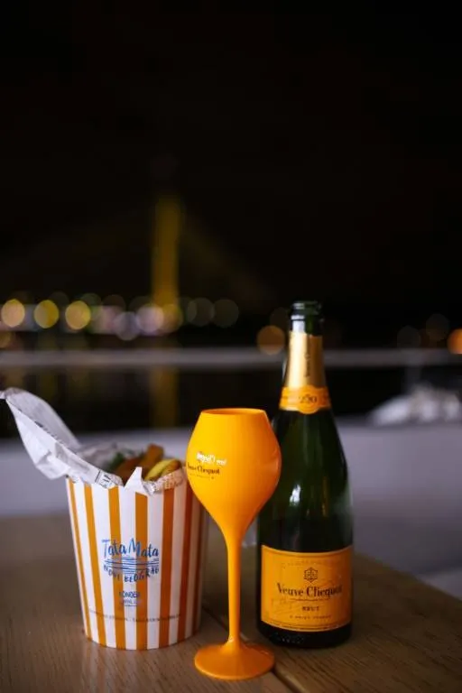 Veuve Clicquot na pristanu noću