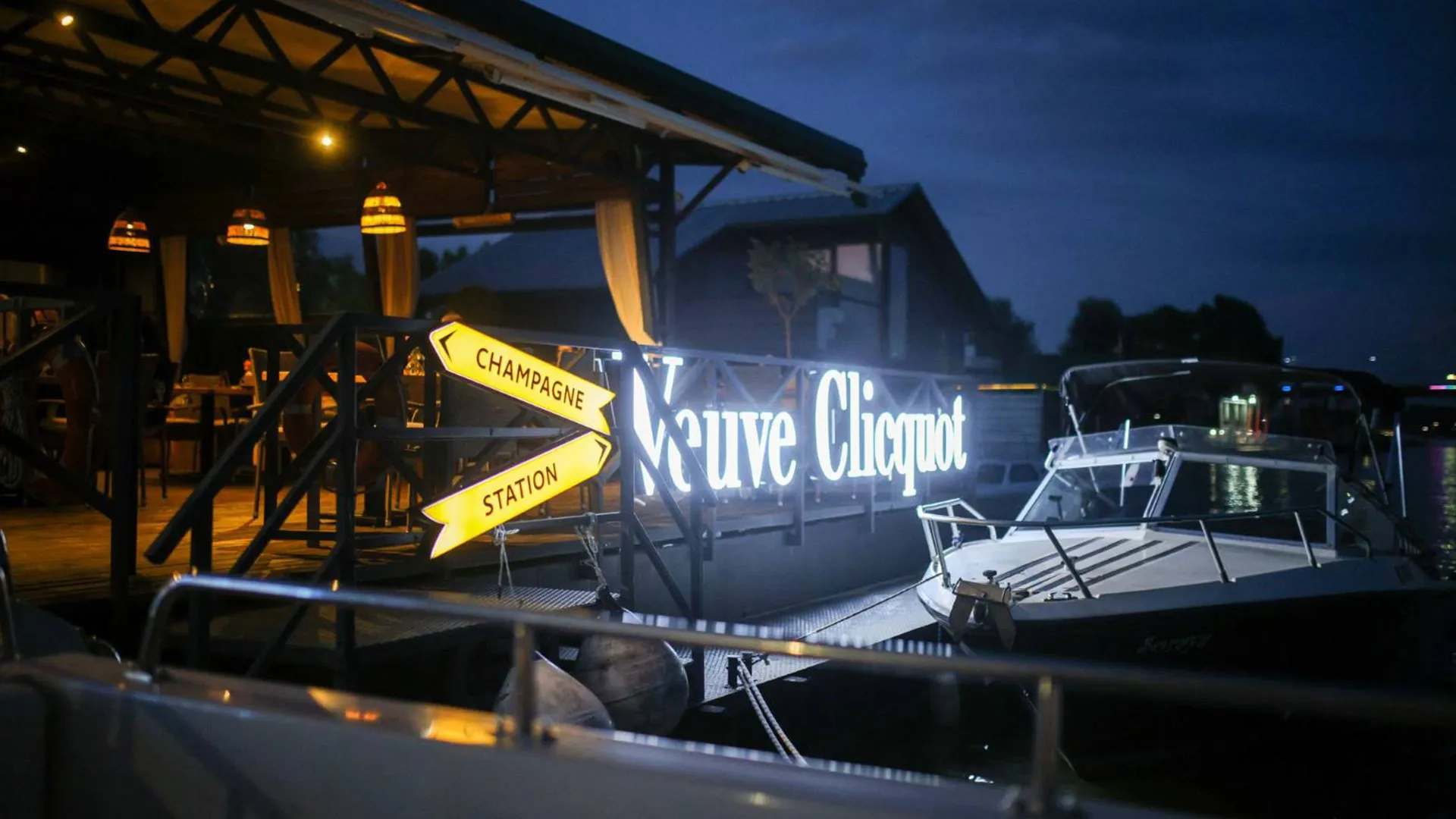 Champagne Station na pristanu u sumrak, čamac uz splav