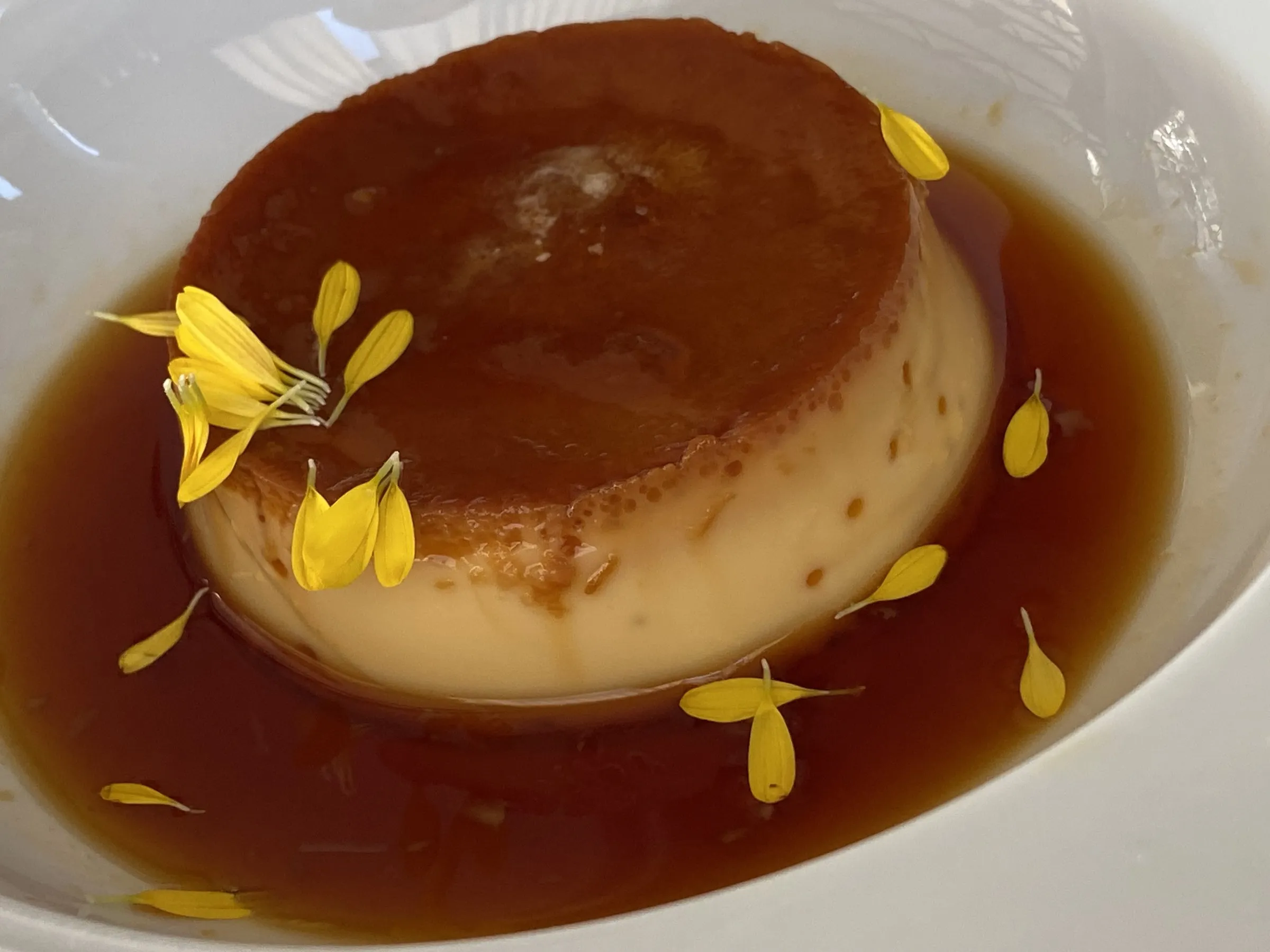 Flan sa karamelom i laticama cveća