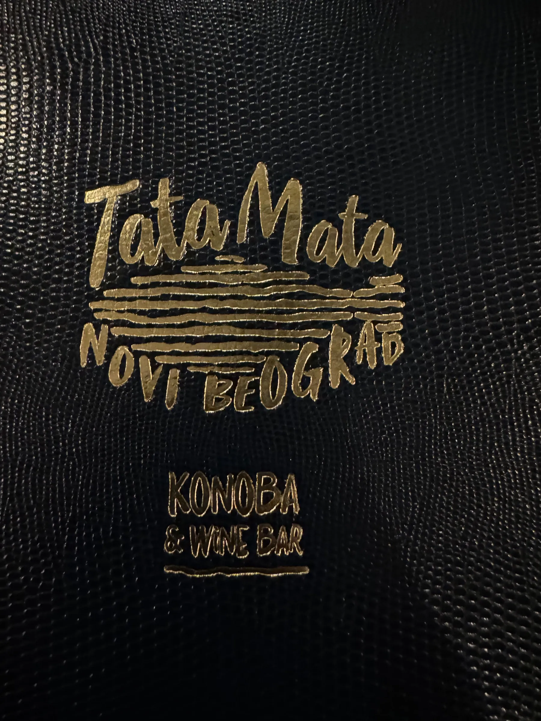 Korice menija sa zlatnim logom Tata Mata Novi Beograd