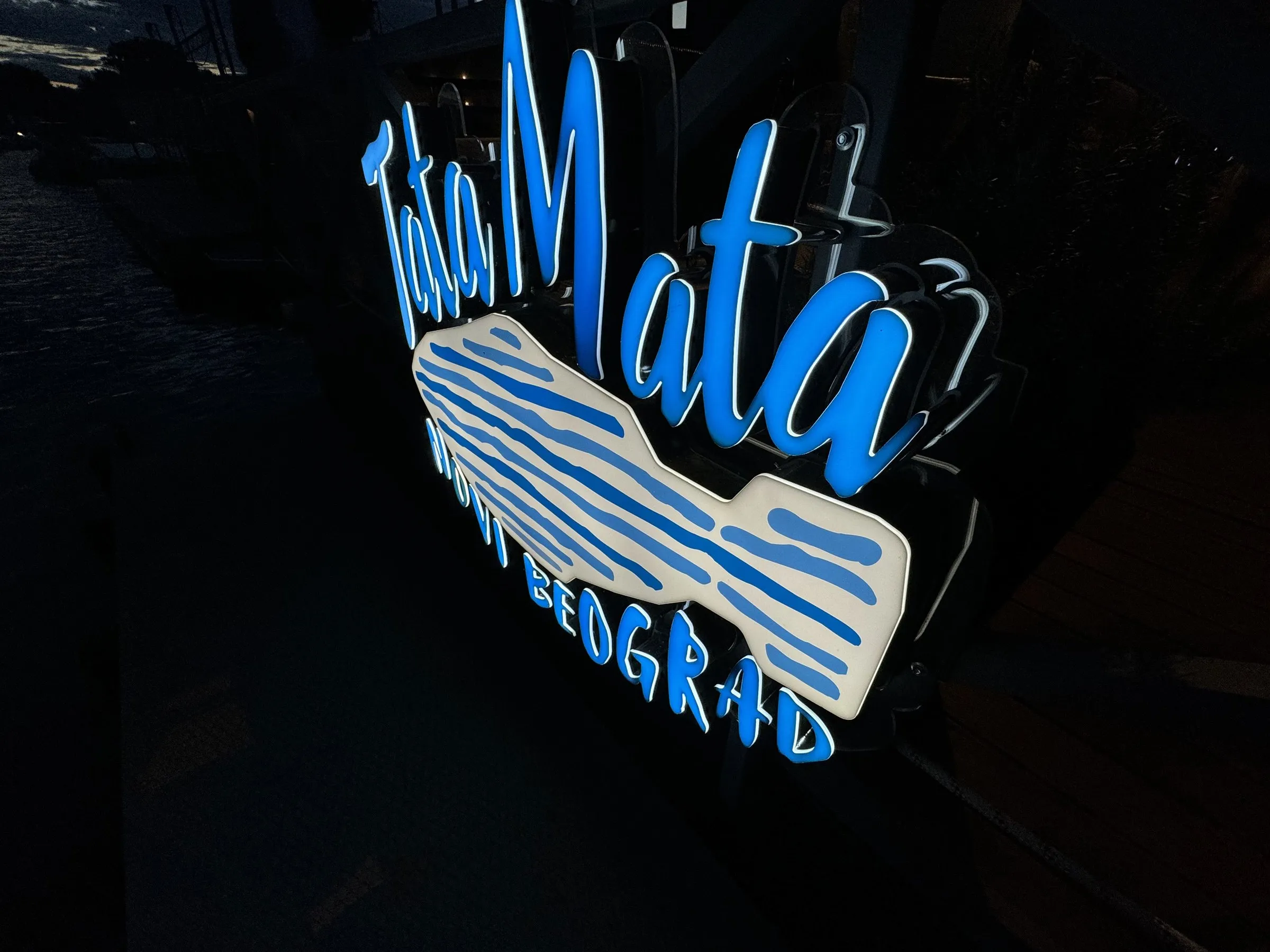 Neonski natpis Tata Mata Novi Beograd na splavu