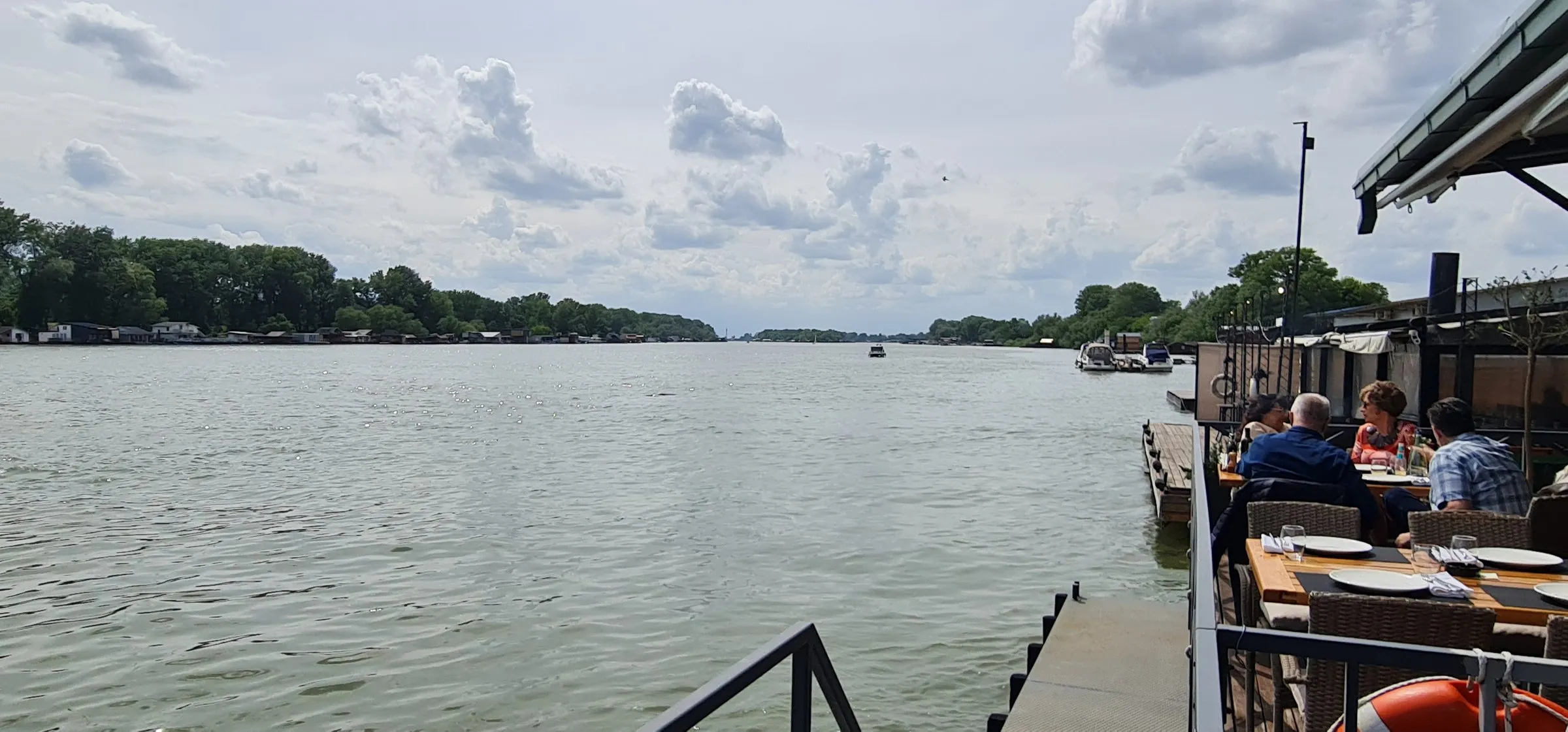 Sava i ivica terase splava