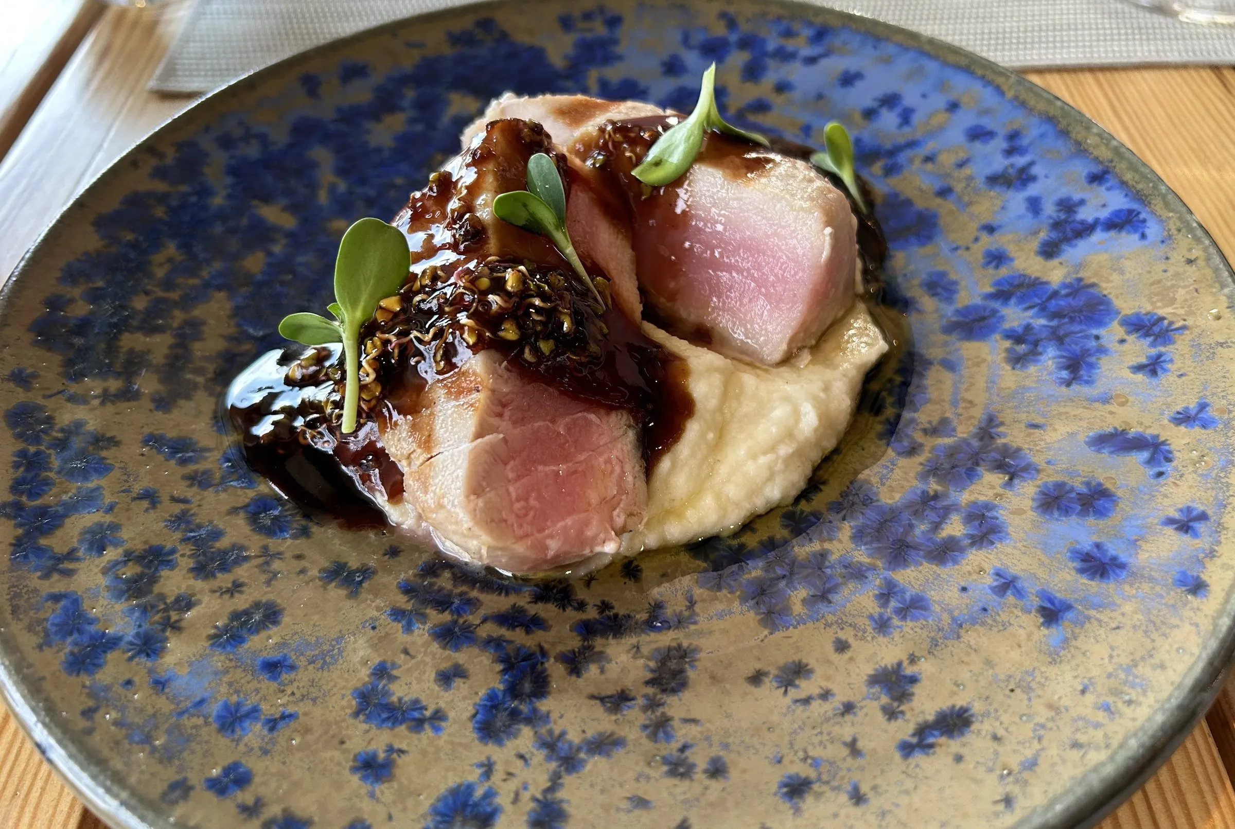 Tuna stek na plavom keramičkom tanjiru